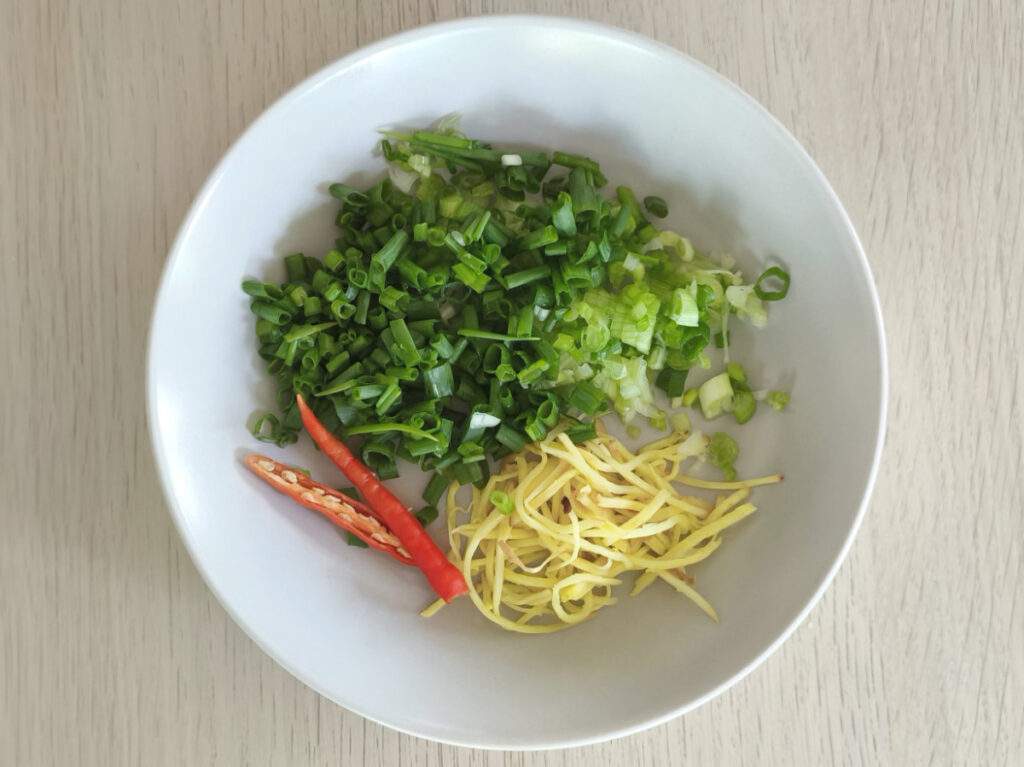 Ingrédients du tofu frit au sel et au poivre avec ail et ciboules