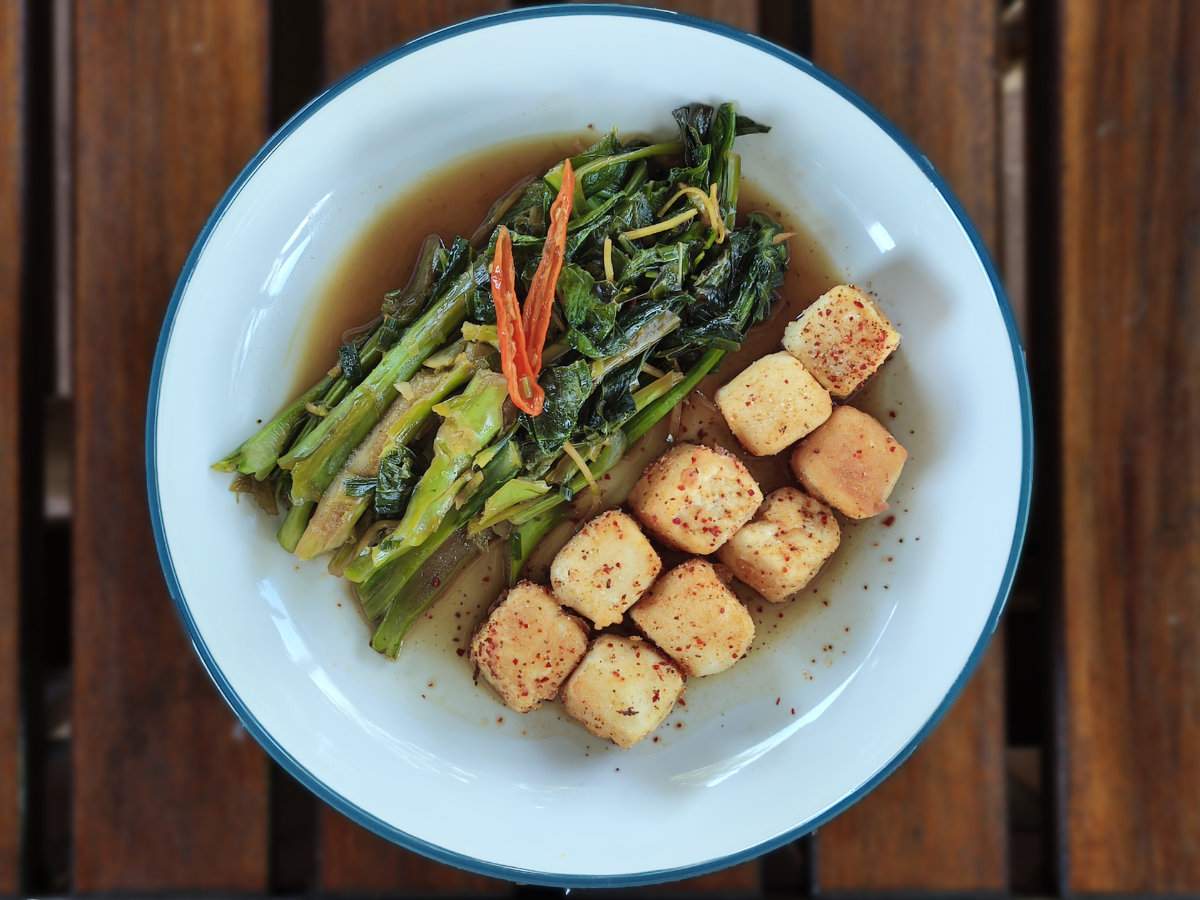 Morceaux de tofu frit croustillants assaisonnés au sel et au poivre