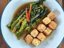 Tofu frit croustillant au sel et au poivre avec ail, piment et ciboules