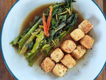 Tofu frit croustillant au sel et au poivre avec ail, piment et ciboules