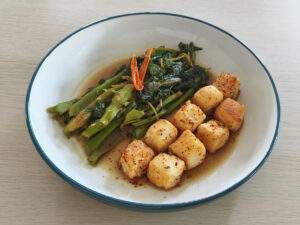 Tofu frit asiatique croustillant au sel et au poivre servi chaud