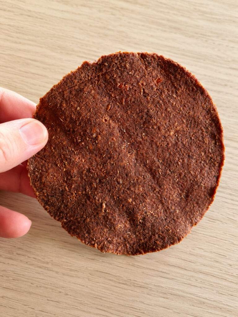 Thua Nao Khaep entier, galette de soja fermenté traditionnelle utilisée dans la cuisine du nord de la Thaïlande.