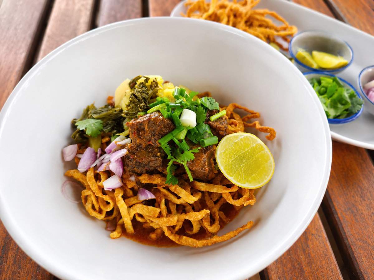 Khao Soi au bœuf avec nouilles croustillantes, citron vert, coriandre et légumes marinés