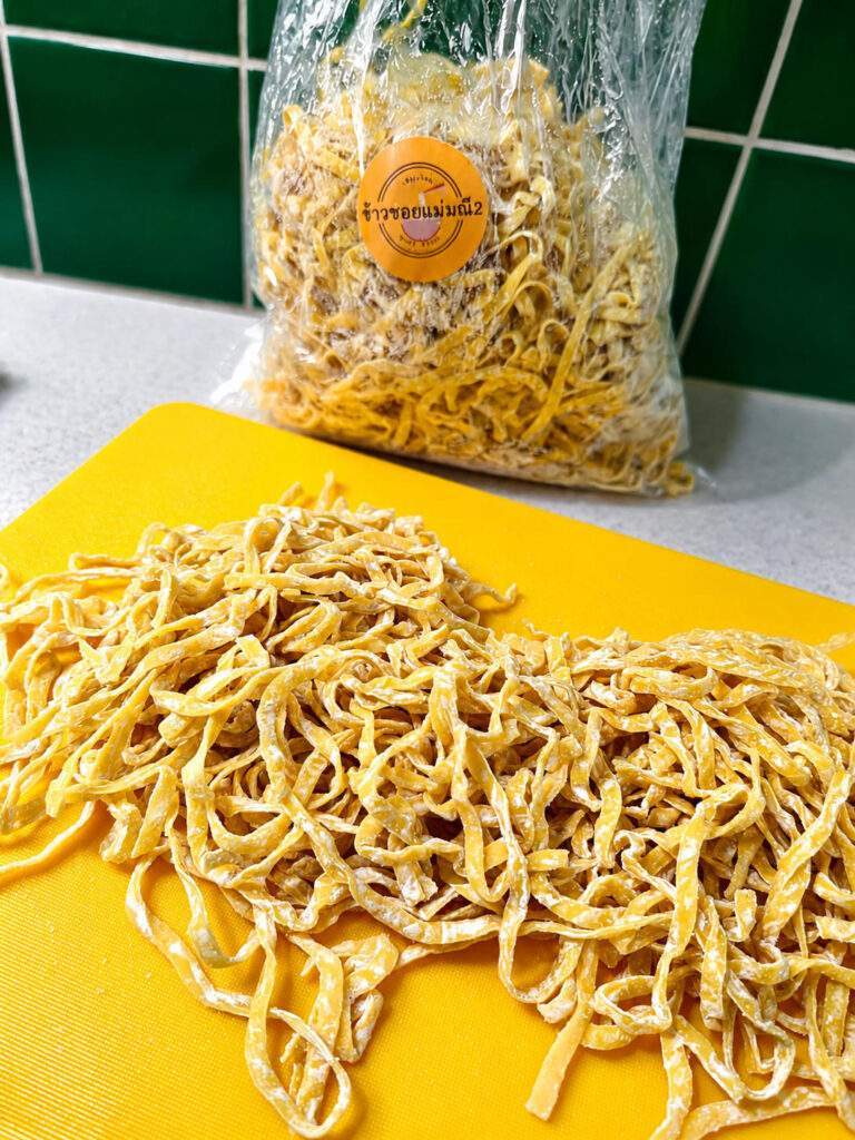 Nouilles fraîches aux œufs utilisées pour préparer le khao soi, spécialité du nord de la Thaïlande.