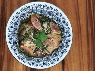 Assiette de poulet cuit à la vapeur avec gingembre frais, saucisse chinoise et ciboules, servi avec du riz jasmin