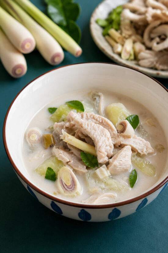 recette de la soupe thaïe à la citronnelle et au lait de coco, tom ka gai