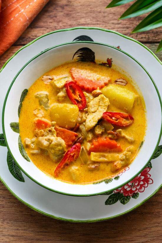 recette thaïe authentique de curry jaune au lait de coco et au poulet