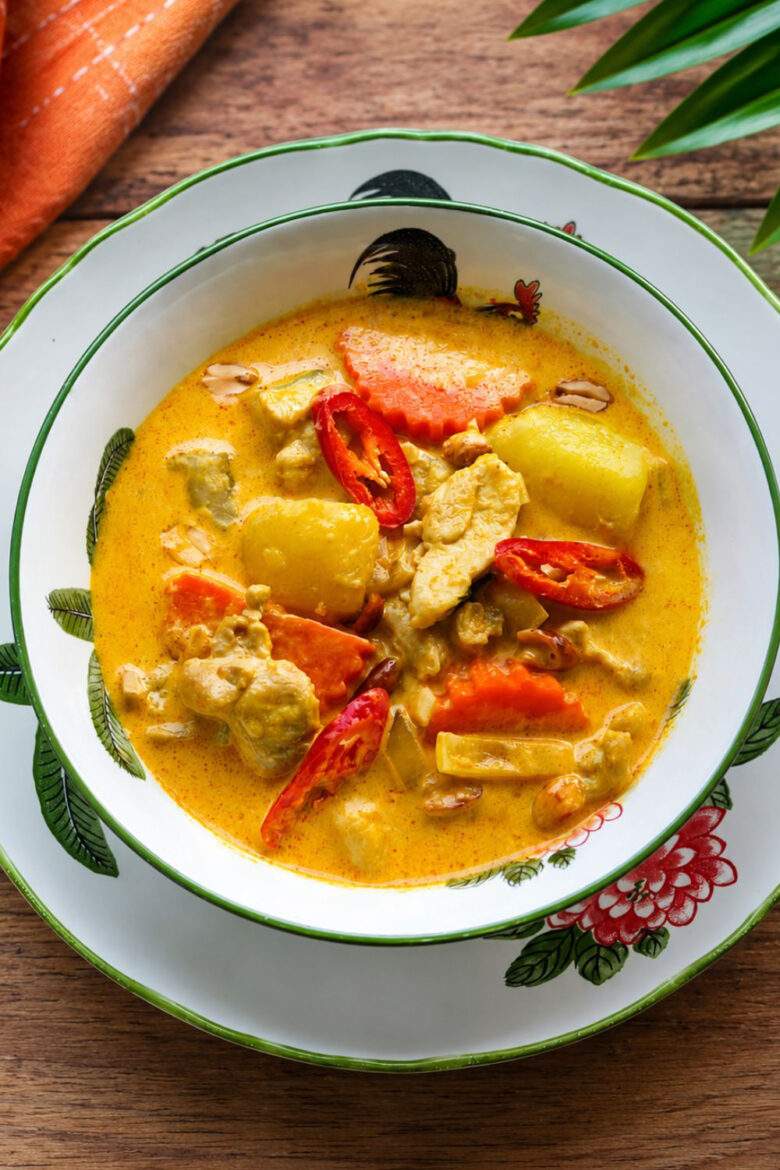 recette thaïe authentique de curry jaune au lait de coco et au poulet