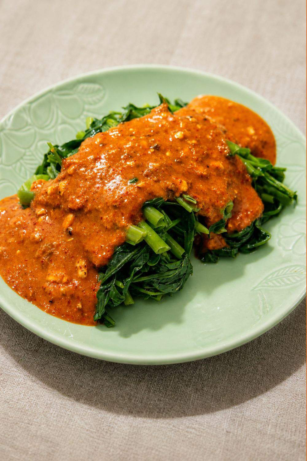 liserons d'eau agrémentés dune sauce savoureuse au curry rouge