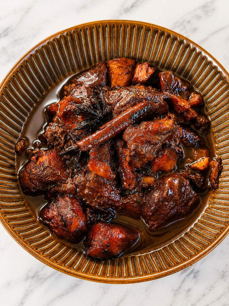 Moo Hong Som, porc braisé thaïlandais au tamarin servi dans un bol avec une sauce caramélisée et parfumée