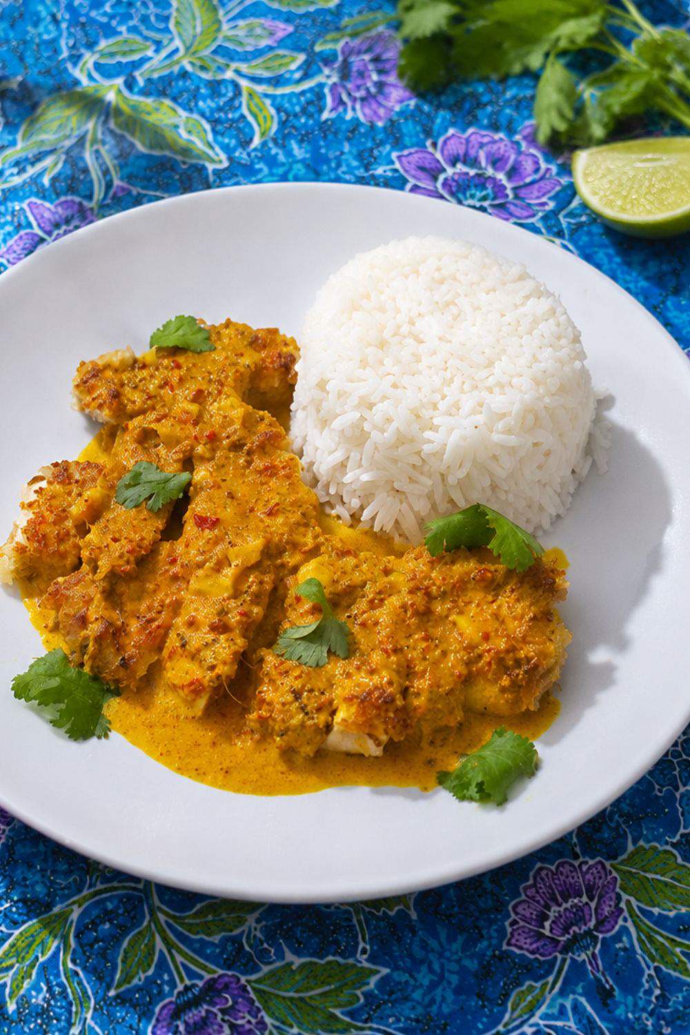 délicieux poulet pané croustillant avec une sauce au curry jaune et au lait de coco