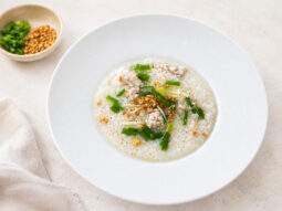 Khao Tom aux boulettes de poulet, soupe de riz thaïlandaise garnie de gingembre, ciboule et ail frit