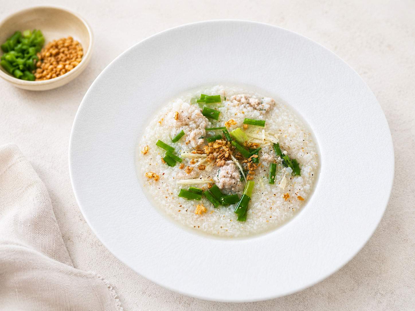 Khao Tom aux boulettes de poulet, soupe de riz thaïlandaise garnie de gingembre, ciboule et ail frit