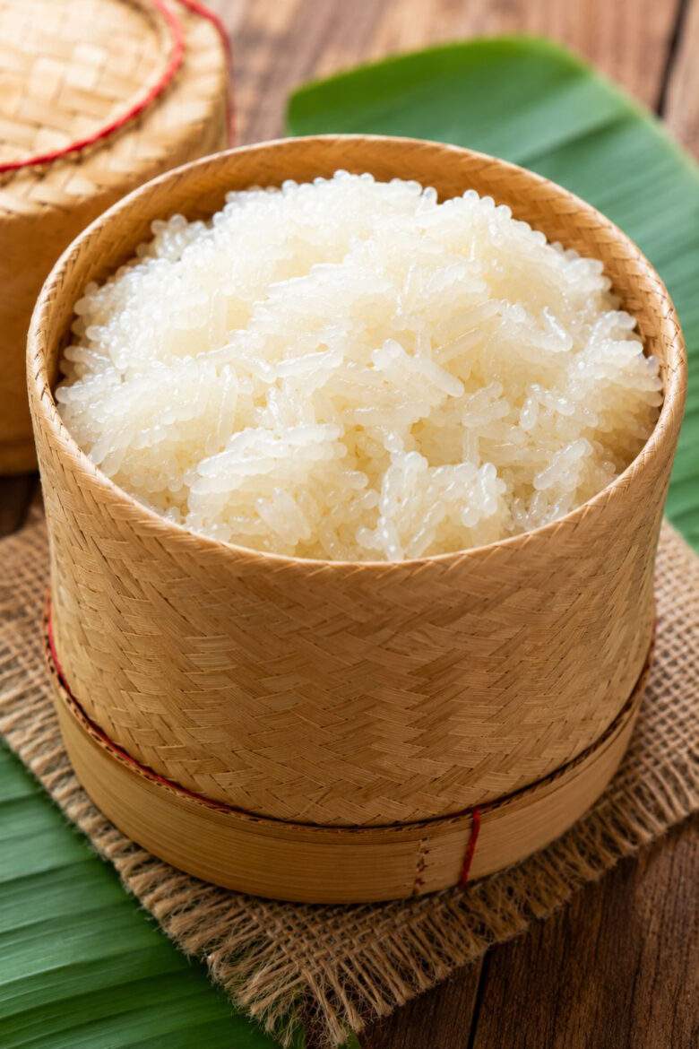 Comment préparer le riz gluant: trempage, cuisson à la vapeur et service