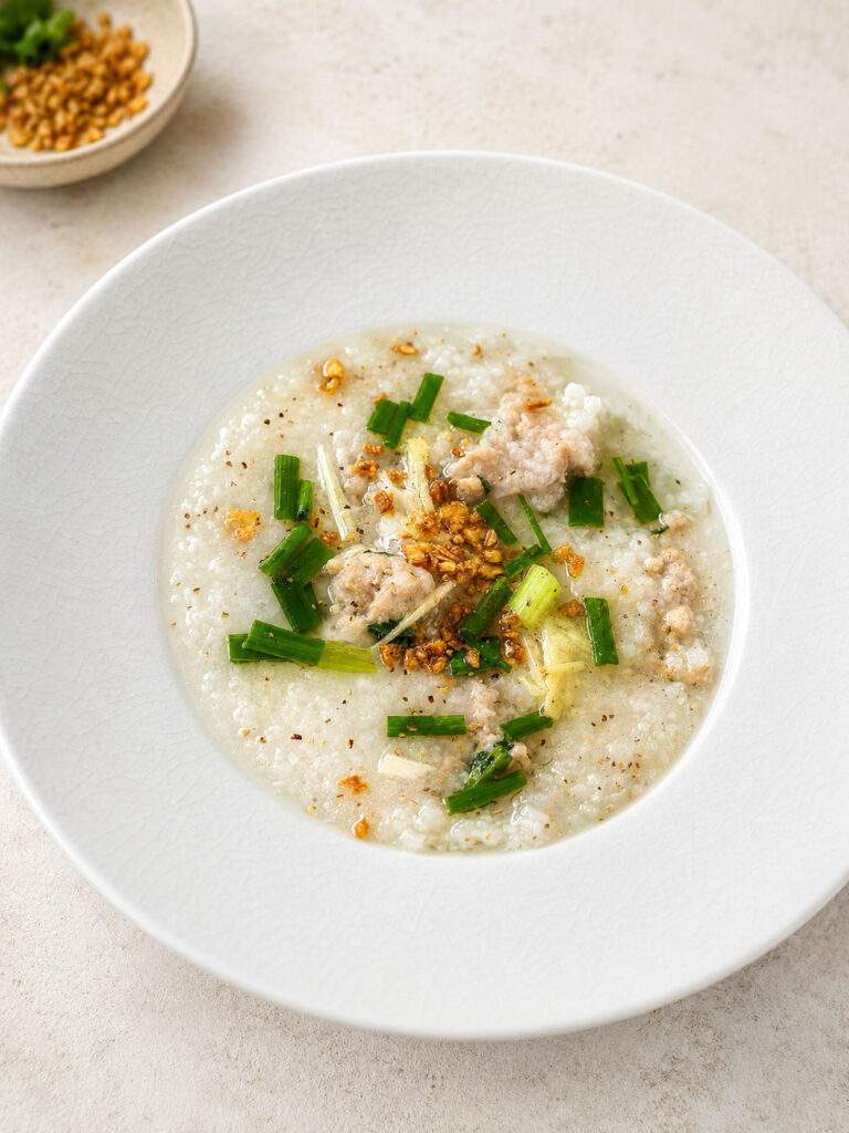 Bol de Khao Tom aux boulettes de poulet avec gingembre, ciboule et ail frit