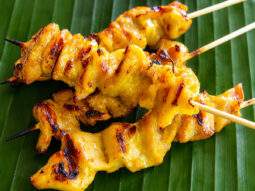 Gros plan sur des brochettes de poulet thaïes marinées et grillées