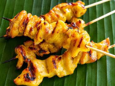 Gros plan sur des brochettes de poulet thaïes marinées et grillées