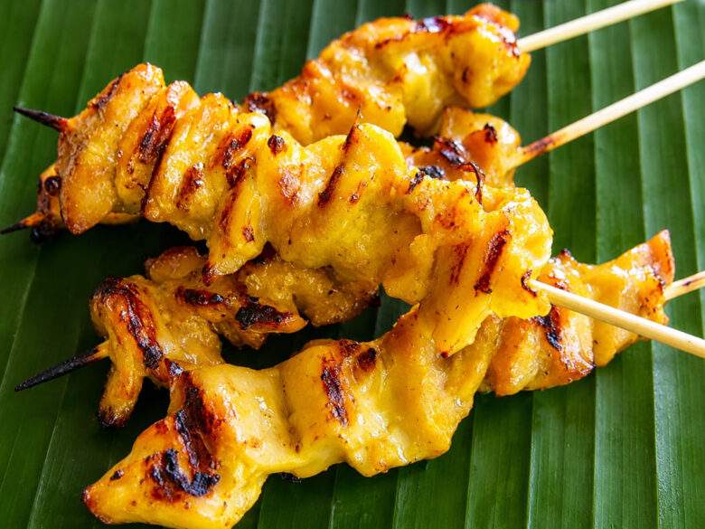 Gros plan sur des brochettes de poulet thaïes marinées et grillées