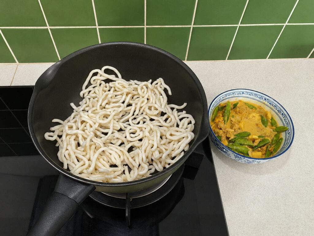 Sauce au curry jaune avec poulet et légumes dans une poêle