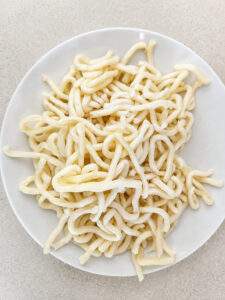 Nouilles udon fraîches préparées dans une assiette blanche