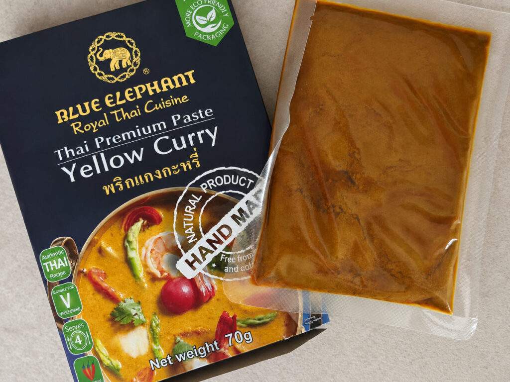 Boîte et sachet ouvert de pâte de curry jaune thaï Blue Elephant