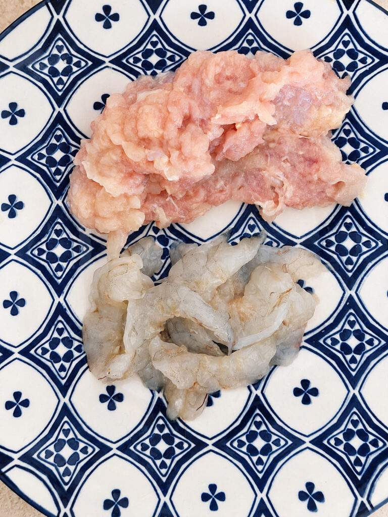 Poulet haché et crevettes crues préparés dans une assiette