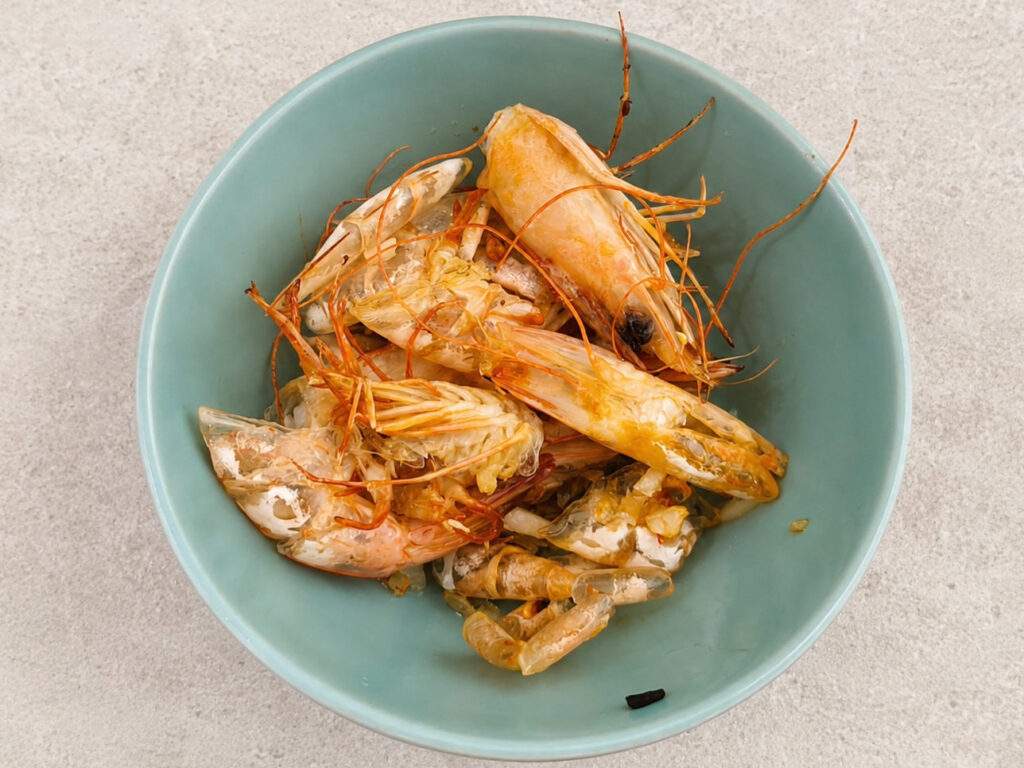 Têtes et carapaces de crevettes réservées pour préparer un bouillon