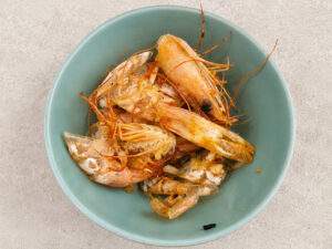 Têtes et carapaces de crevettes réservées pour préparer un bouillon