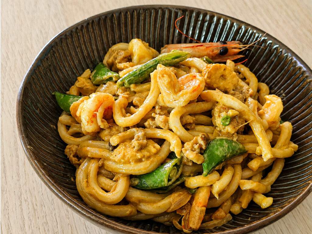Udon au poulet et aux crevettes dans une sauce crémeuse au curry jaune
