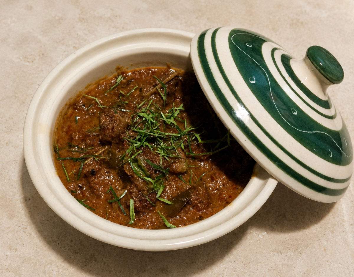 Bœuf rendang présenté dans une cocotte en céramique verte et blanche